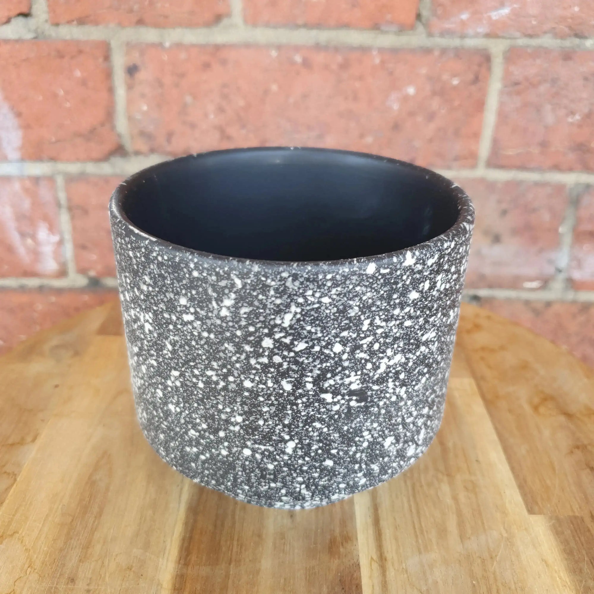 DM elevated speckle pot - Black - 13cmD Folia House